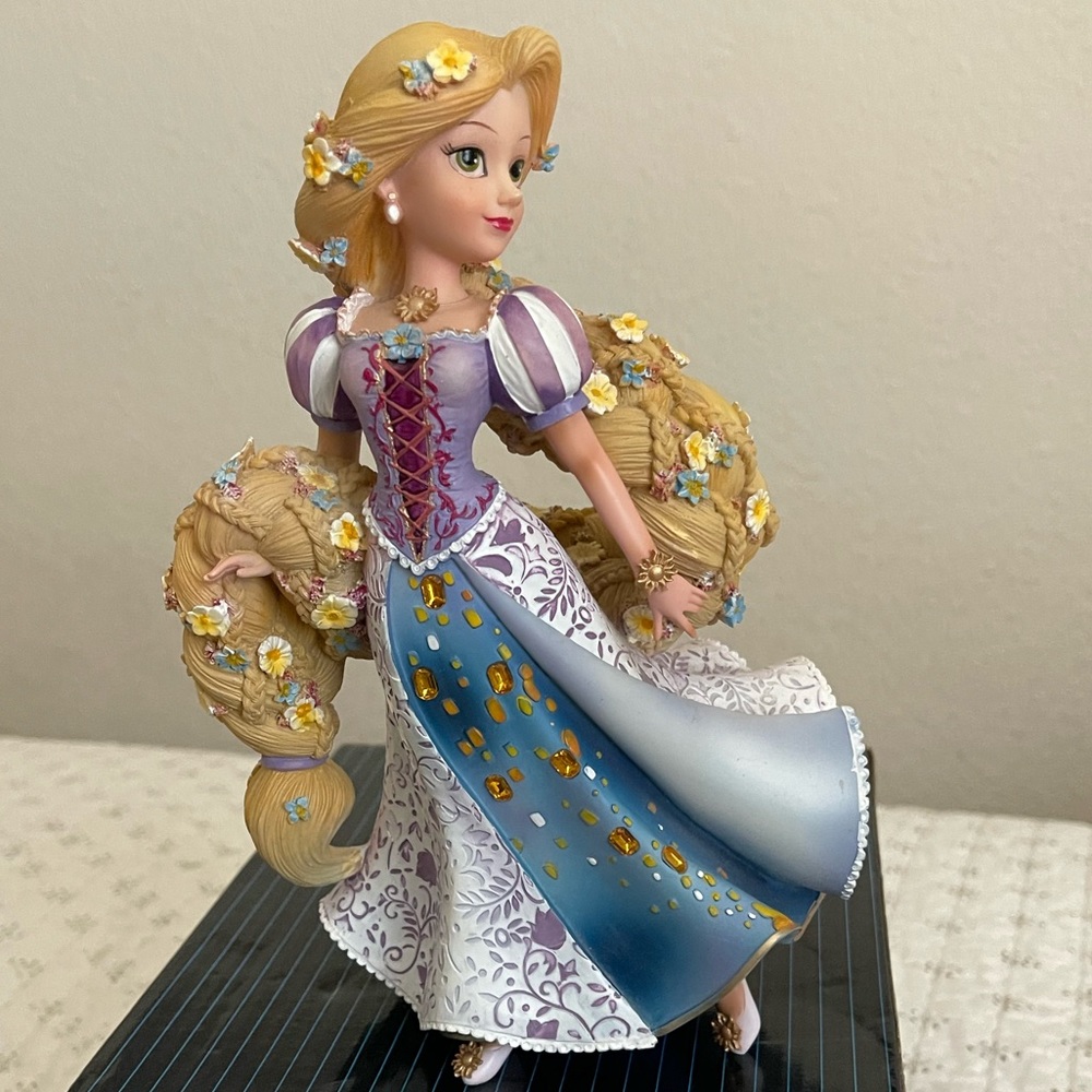 Enesco Disney Showcase Rapunzel Figurine, 8" Couture de Force - Picture 6 of 9